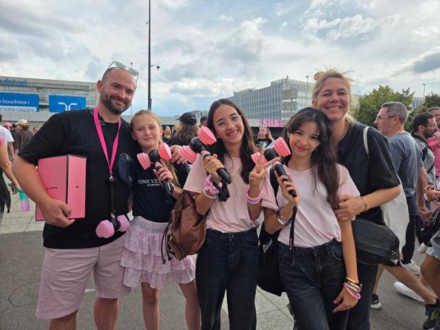 2일 블랙핑크 월드투어 콘서트가 열린 프랑스 파리 ‘스타드 드 프랑스’ 경기장에서 만난 마리 엘렌(맨 오른쪽)과 발렌타인 오투웬(맨 왼쪽)이 K팝 열성팬인 딸들과 환하게 웃고 있다. 파리=정승임 특파원