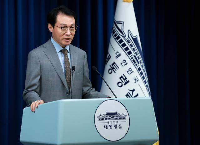 이규연 대통령실 홍보소통수석이 14일 서울 용산 대통령실 청사에서 이날 이재명 대통령 주재로 열린 수석·보좌관 회의 관련 브리핑을 하고 있다. 연합뉴스