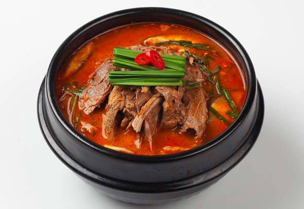 염소 고기는 단백질, 칼슘, 철분 등이 풍부해 여름철 원기 회복에 좋다. 다만, 몸에 열이 많거나 고혈압, 통풍 환자는 피해야 한다​./사진=클립아트코리아