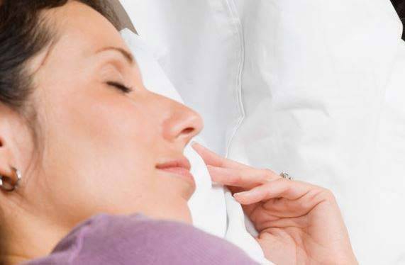 수면 중 귀걸이 착용​은 귓불 탄력 저하, 염증 등 다양한 문제를 유발할 수 있다./사진=클립아트코리아