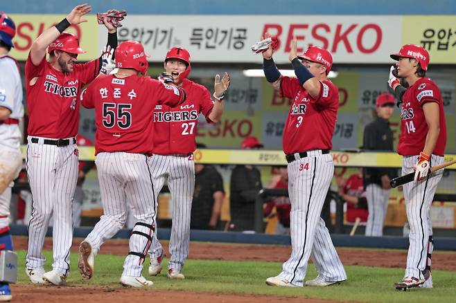 KIA 한준수가 13일 대구 삼성전 8회 만루 홈런을 터뜨리고 동료들의 축하를 받고 있다. KIA 제공