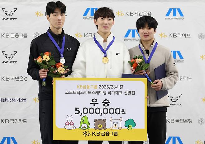 <yonhap photo-4151=""> 시상대 오른 황대헌·임종언·이정민 (서울=연합뉴스) 김성민 기자 = 13일 서울 목동 아이스링크에서 열린 2025-2026시즌 쇼트트랙 국가대표 2차 선발전에서 시상대에 오른 선수들이 기념 촬영을 하고 있다. 왼쪽부터 황대헌, 임종언, 이정민. 2025.4.13 ksm7976@yna.co.kr/2025-04-13 17:01:16/ <저작권자 ⓒ 1980-2025 ㈜연합뉴스. 무단 전재 재배포 금지, AI 학습 및 활용 금지></yonhap>