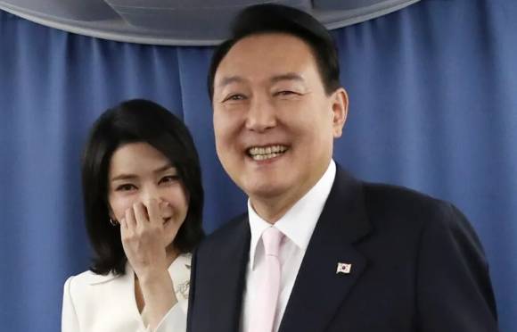 취임 이후 첫 국외 순방에 나선 윤석열 전 대통령과 부인 김건희 씨가 지난 2022년 스페인 마드리드로 향하는 공군 1호기 기내에서 취재진과 인사하고 있다. [사진=연합뉴스]