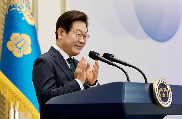 이재명 대통령이 14일 청와대 영빈관에서 열린 '광복 80주년, 대통령의 초대' 행사에서 독립유공자 후손 및 참석자들을 향해 박수를 보내고 있다. 2025.8.14 [사진=연합뉴스]