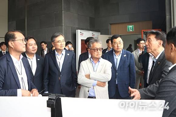 지난 13일 경주화백컨벤션센터(HICO)에서 열린 APEC 정상회의 준비 현장 점검에서 조현 외교부 장관이 김석기 국회 외통위원장의 설명을 듣고 있다. [사진=경주시청]