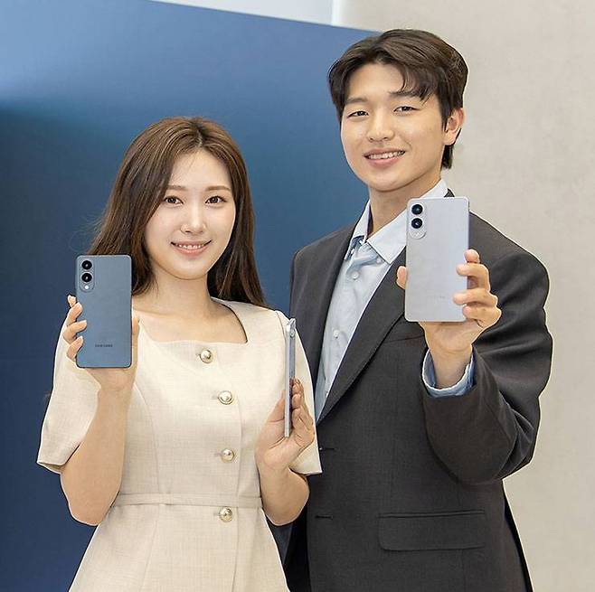 얇은 두께를 강조한 삼성전자의 ‘갤럭시 S25 엣지’ / 출처=삼성전자