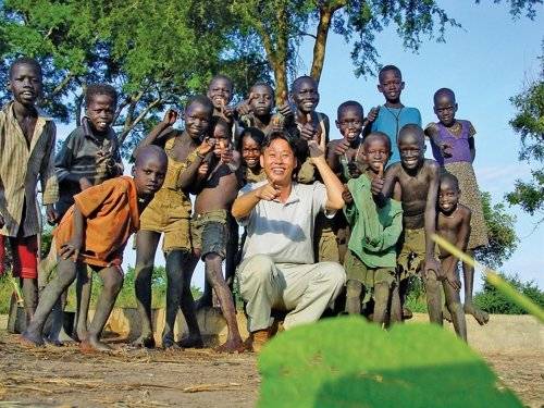 아프리카 남수단 톤즈에서 아이들과 생활하던 시절의 고 이태석 신부. [사진 KBS]