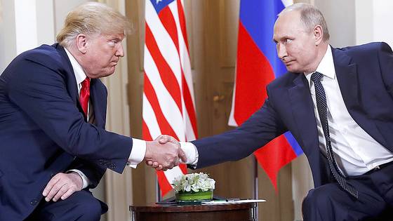 2018년 7월 16일(현지시간) 핀란드 헬싱키 대통령궁에서 도널드 트럼프(왼쪽) 미국 대통령과 블라디미르 푸틴 러시아 대통령이 회담을 시작하며 악수를 하고 있다. AP=연합뉴스