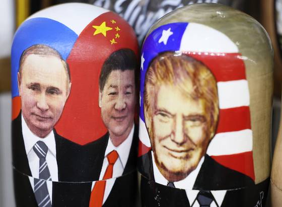 러시아 모스크바의 한 기념품 상점에 도널드 트럼프 미국 대통령, 시진핑 중국 국가주석, 블라디미르 푸틴 러시아 대통령이 그려진 러시아 전통 인형 마르료시카 인형이 놓여있다. EPA=연합뉴스