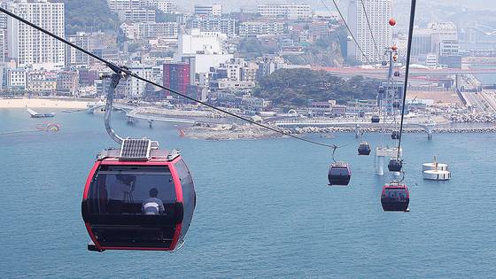 부산 서구 송도해수욕장 앞바다에 설치된 송도 해상케이블카. 송봉근 기자