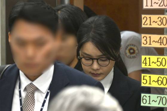 김건희 여사가 지난 12일 서울중앙지법에서 열린 구속영장실질심사를 받은 뒤 법정을 나서고 있다. 사진공동취재단