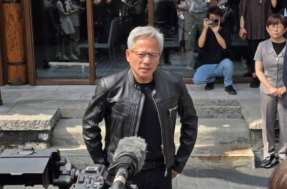 지난달 16일 젠슨 황 엔비디아 최고경영자(CEO)가 중국 베이징 만다린 오리엔탈 첸먼 호텔에서 열린 기자회견 중 취재진 질문에 답하고 있다. 이가람 기자
