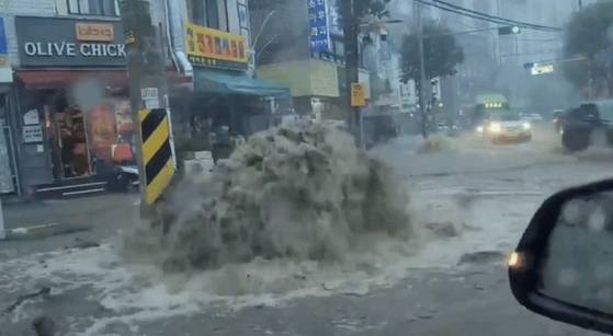 은평구 불광동에서 하수구의 물이 역류하는 모습, 사진 SNS 캡처