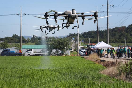 지난 7월 28일 대구 달성군 화원읍 설화리 논에서 드론을 활용한 무인항공방제가 진행되고 있다. 달성군은 기후 변화로 인해 해마다 증가하는 병해충 발생에 선제적으로 대응하고, 폭염 속 열사병 예방과 고령화로 인한 농촌 일손 부족, 농가 경비 부담 등 어려움을 덜어주기 위해 무인항공방제를 실시했다. 뉴스1