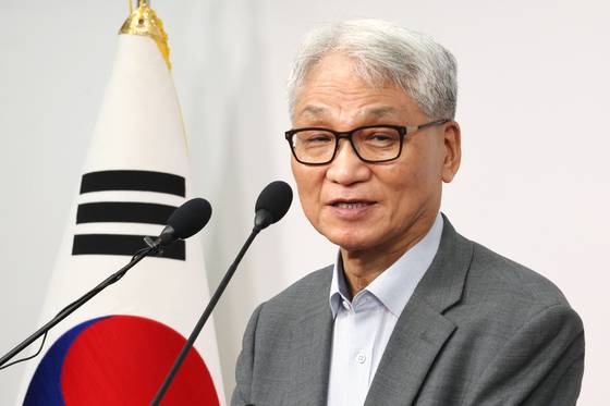 여상원 국민의힘 중앙윤리위원회 위원장이 14일 오후 서울 여의도 중앙당사에서 전한길 씨 징계 논의 결과를 발표하고 있다.  이날 윤리위는 전 씨에 대해 경고 조치를 내렸다. [뉴스1]