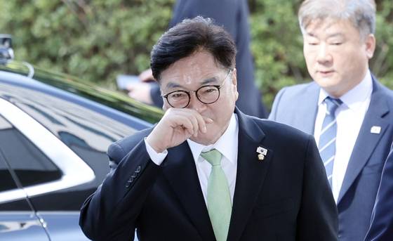 우원식 국회의장이 7일 오전 서울 서초구 서울고등검찰청에 마련된 내란 특검 사무실로 참고인 자격으로 출석하고 있다. 김성룡 기자