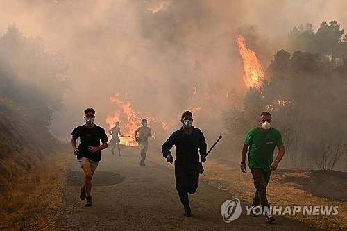 ▲ 스페인 북서부 오우렌세에서 산불을 피해 달아나는 주민들 [AFP 연합뉴스 자료사진]