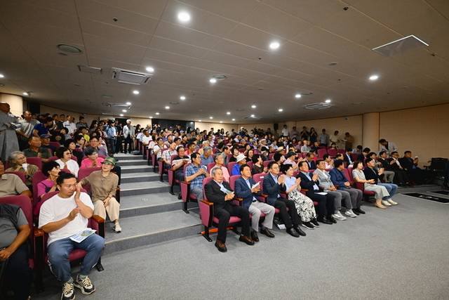 ▲ 속초 영랑호 관광단지 조성사업 주민설명회가 지난 13일 근로자복지회관에서 열렸다.