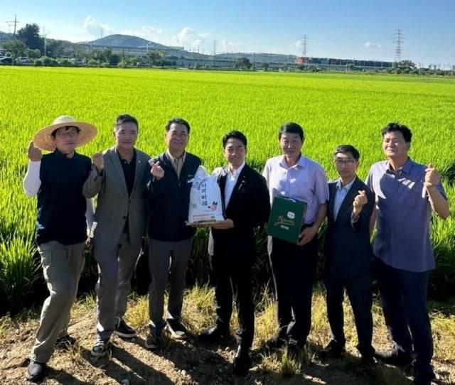 고이즈미 신지로 일본 농림상이 지난 10일 파주 벼농가를 찾아 기념촬영하고 있다. 사진=연합뉴스