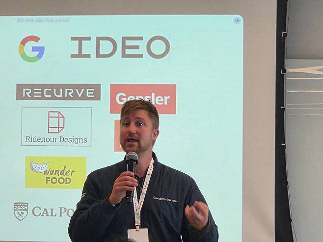 맷 라이드나워 구글 스타트업 엑셀러레이터 총괄이 13일(현지시간) 미국 캘리포니아주 마운틴뷰 구글 본사에서 한국 창업자들에게 자신의 이력을 소개하고 있다. /사진=김인엽 특파원