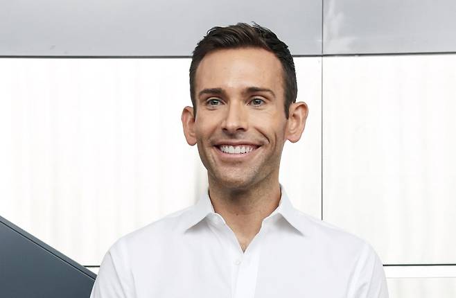 뮤지컬 ‘위대한 개츠비’의 폴 테이트 드푸 무대 디자이너가 지난 5일 서울 강남구 GS아트센터에서 한국경제신문과 인터뷰 전 포즈를 취하고 있다./사진=김범준 기자