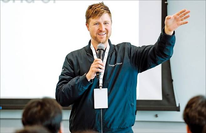 맷 라이드나워 구글 스타트업 액셀러레이터 총괄이 13일(현지시간) 미국 캘리포니아주 구글 본사에서 한국 창업자들에게 미국 진출 전략에 대해 강연하고 있다.  /구글 제공