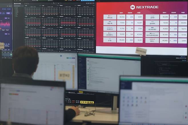 서울 여의도 넥스트레이드에서 직원들이 업무를 보고 있다.  사진=연합뉴스