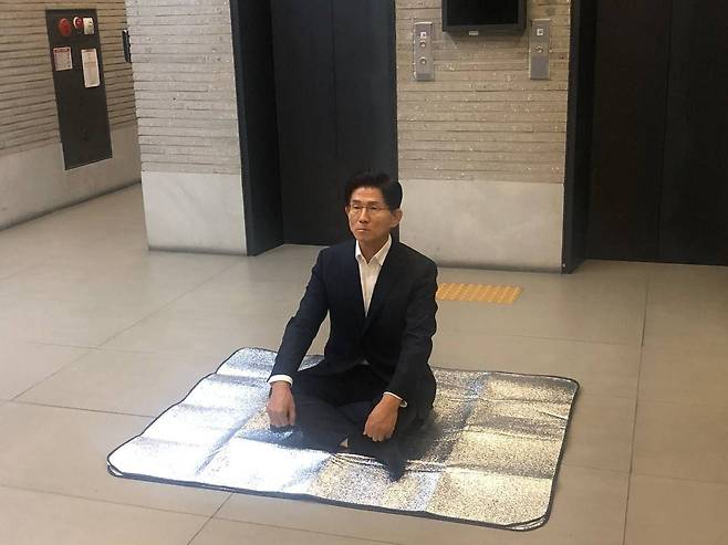 국민의힘 당대표 선거에 출마한 김문수 후보가 김건희 특별검사팀의 압수수색을 막기 위해 13일 밤 서울 여의도 국민의힘 중앙당사 1층에서 농성을 하고 있다. 김문수 후보 페이스북 갈무리