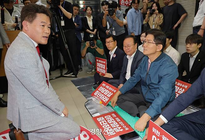 국민의힘 전당대회 합동연설회를 방해해 당 중앙윤리위원회에 회부된 한국사 강사 출신 전한길씨가 14일 서울 여의도 당사에서 열린 윤리위원회에 참석하기 전 김건희 특검의 압수수색에 반발해 농성 중인 김문수 당대표 후보와 인사하고 있다.  박민규 선임기자