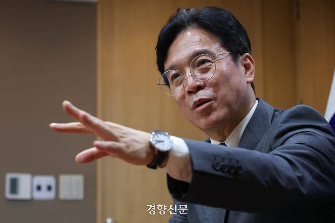 김영훈 고용노동부 장관이 지난달 29일 서울 중구 서울지방고용노동청 회의실에서 경향신문과 인터뷰를 하고 있다. 성동훈 기자
