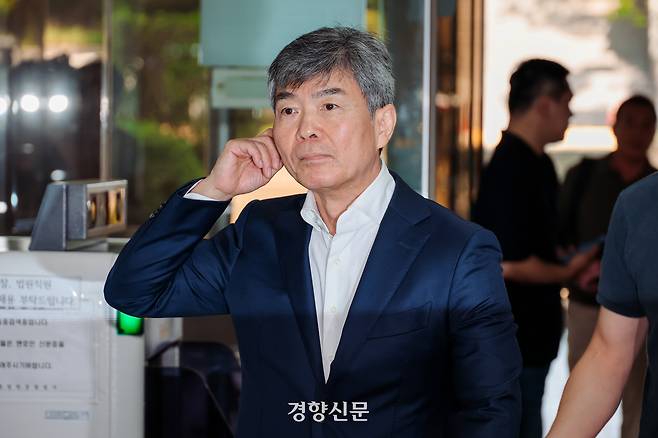 김건희 여사의 최측근이자 계좌를 관리한 인물로 알려진 이종호 전 블랙펄인베스트먼트 대표가 5일 구속전 피의자 심문(영장실질심사)를 받기 위해 서울중앙지법으로 들어서고 있다. 이준헌 기자