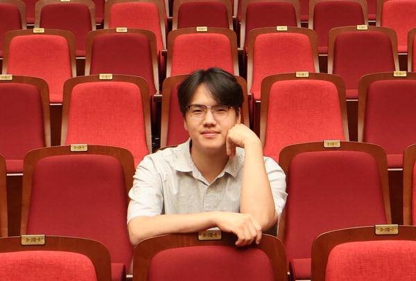 클래식부산의 창작 오페라 ‘꽃피는 바리’에서 오디션으로 주역을 따낸 테너 김한성이 부산콘서트홀 객석에서 포즈를 취하고 있다.  클래식부산 제공