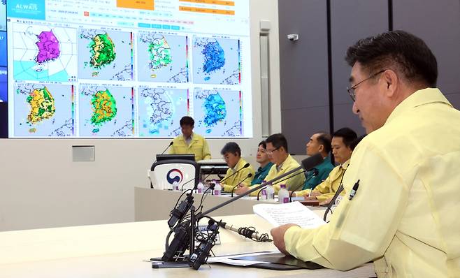 윤호중 행정안전부 장관이 지난 7월28일 정부세종청사에서 중앙재난안전대책본부 회의를 주재하고 있다. 연합뉴스