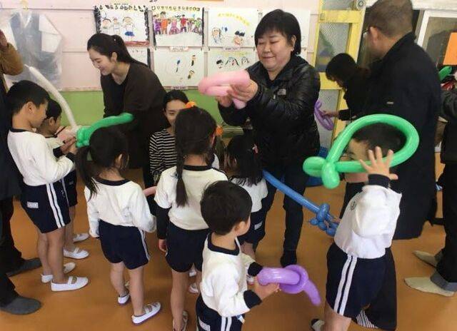 2018년 한국교회 선교팀원들이 일본 오사카 조선학교 재학생들에게 풍선으로 여러 모양을 만들어 선물하고 있다. 고정희 선교사 제공