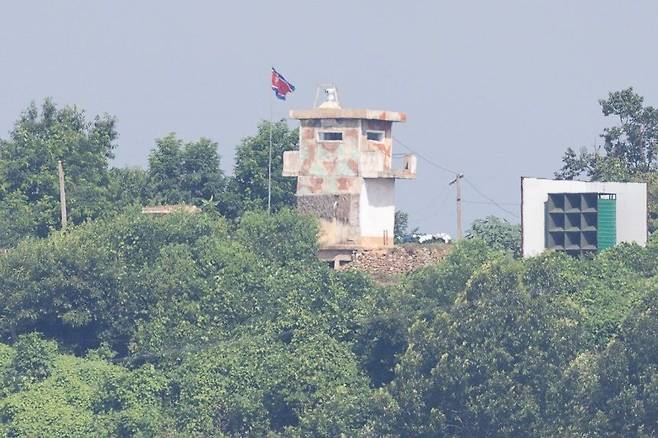 지난 5일 북한 임진강변 초소에 대남 확성기가 설치된 모습. 연합뉴스