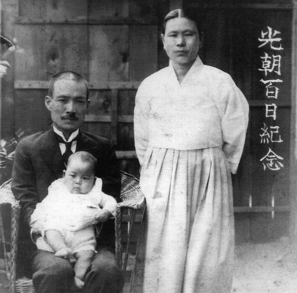 주기철(왼쪽) 목사가 1932년 백일을 맞은 막내아들 주광조 장로를 안고 있다. 주 목사 옆은 주 장로를 비롯한 4형제의 생모 안갑수 여사. 국민일보 DB
