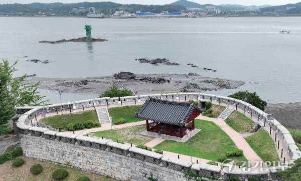 인천 강화해협의 수비요새 돈대가 주민과 관광객의 외면을 받아 대책이 필요하다는 목소리가 나오고 있다. 사진은 강화도 초지대교 인근에 위치한 초지돈대가 찾는 사람이 없어 한산한 모습을 보이고 있다. 경기일보DB