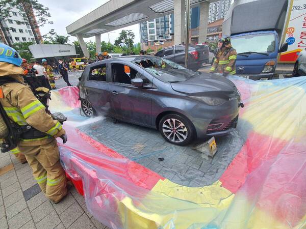 지난 6월25일 오전 7시55분께 하남소방서 대원들이 하남 신장동 소재 아파트 지하 전기충전소에서 불이 난 차량을 지상으로 견인한 뒤 진압하고 있다. 하남소방서 제공