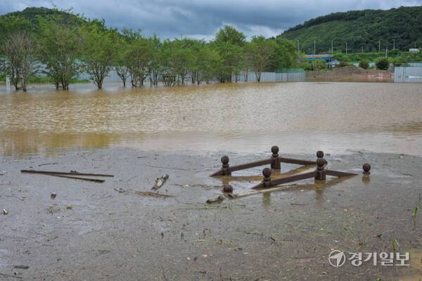 14일 오후 파주시 한 공원이 침수돼 물바다가 돼 있다. 지난 13일부터 이날까지 이틀 사이 파주에는 317mm가 넘는 비가 내리고, 동두천, 연천에도 270mm가 넘는 폭우가 내려 곳곳에서 침수 등 피해가 발생했다. 윤원규기자