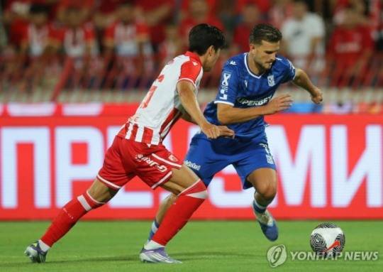 상대 마크하는 즈베즈다 설영우 / 사진=연합뉴스