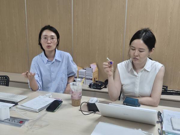 ▲허핑턴포스트코리아노동조합 강나연 위원장(허프 편집장·오른쪽)과 곽상아 부위원장(부편집장)이 지난 11일 서울 마포구 신수동 허프 사무실에서 미디어오늘과 인터뷰하고 있다. 사진=김예리 기자