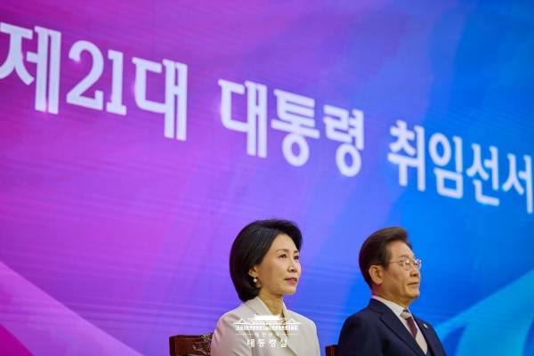 ▲ 대선 다음날인 지난 6월4일 국회에서 21대 대통령 취임선서를 한 이재명 대통령(오른쪽)과 김혜경 여사. 사진=대통령실