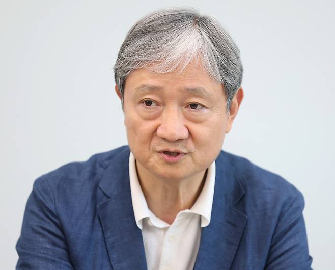 이재명 대통령은 13일 신임 금융감독원장으로 이찬진 제일합동법률사무소 변호사를 임명했다. 이 변호사는 이재명 대통령의 사법연수원 동기로, 민주사회를 위한 변호사모임(민변) 부회장을 지냈다.  [사진 출처 = 연합뉴스]