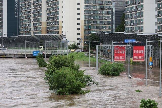 폭우가 내린 13일 홍수주의보가 발령돼 동부간선도로가 물에 잠겨있다. 사진|연합뉴스
