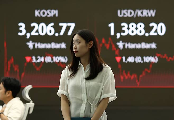 서울 하나은행 본점 딜링룸에서 딜러들이 업무를 보고 있다. [사진 = 연합뉴스]