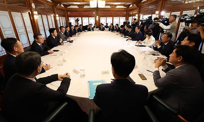 김민석 국무총리와 정청래 더불어민주당 대표, 강훈식 대통령실 비서실장 및 참석자들이 지난 10일 서울 종로구 삼청동 총리공관에서 제2차 고위당정협의회를 하고 있다. [사진 = 공동취재사진]