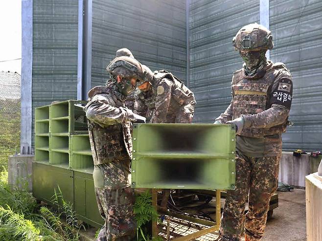 군 장병들이 이달초 대북 확성기 방송장비를 철거하고 있다. [매경DB]