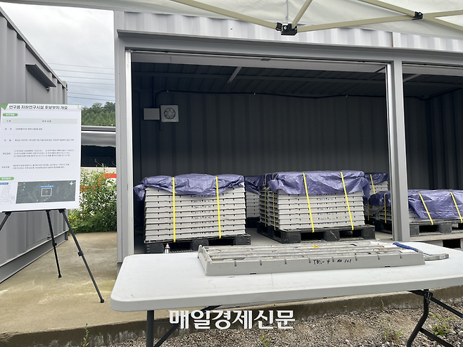 태백에 위치한 연구용 지하연구시설(URL) 부지 인근에서 시추된 암석들이 정리돼있다. [신유경 기자]