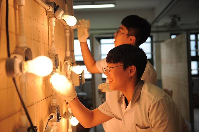 미래고등학교 학생들이 현장 실습에 참여하고 있다(위 사진).현장 실습 중인 숭의과학기술고등학교 학생들.   교육부