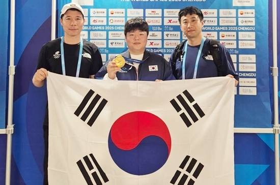 언제나 든든한 허정한 선수, 홍진표 감독님과 기념촬영. (사진=대한당구연맹)